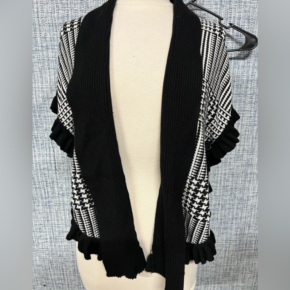 Joseph A Sweaters - Joseph A Black and White Open-Front Knit Cardigan